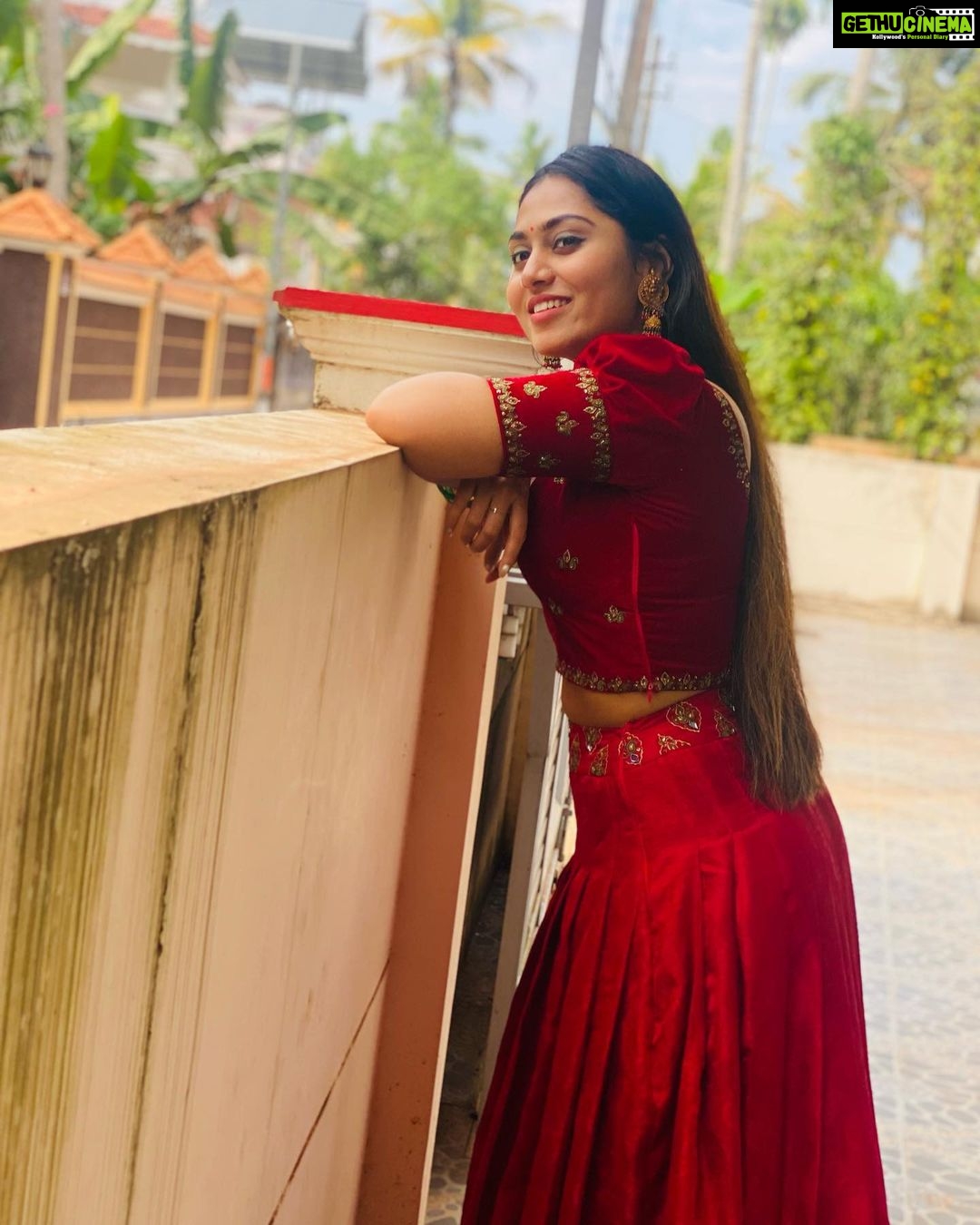 Sreethu Krishnan Instagram - ♾️✨… Outfit and jewels @bougainvilleatvm ♥️ #aleenapeter #ammaariyathe #malayalam #love #♾ #sreethukrishnan #red