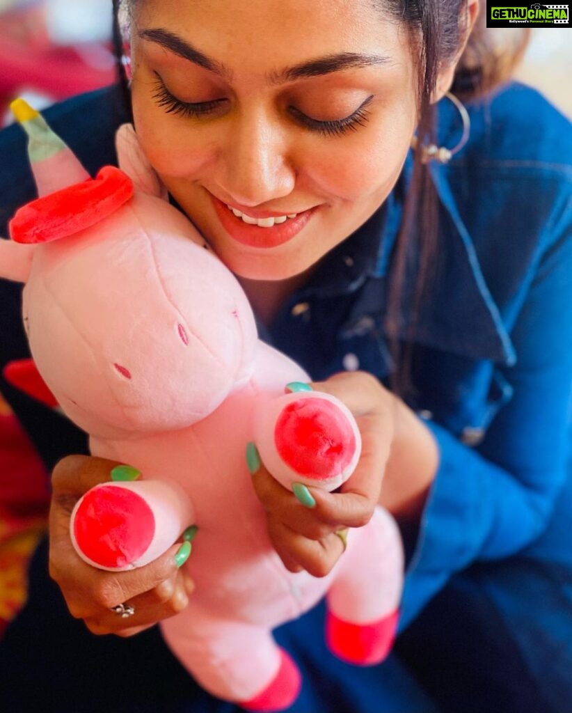 Sreethu Krishnan Instagram - Cute and essential stuffs from @the_.stargazer 🌟… #unicorn #bottle #minifan