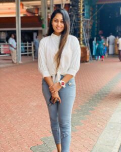 Sreethu Krishnan Instagram - Attukal bhaghavathi ma🙏🏻😍✨… #templevisit #attukal #attukalbhagavathy #love #blessings #divine Attukal Bhagavathy Temple