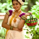 Sreethu Krishnan Instagram - ✨🌼🌸ഓണാശംസകൾ🌸🌼✨…. 🌸Styled by @archanasandeep4 🌼 🌼Outfit and jewels @varnikacollections7 🌸 🌸📸 @wild_infocus 🌼 #onam #kerala #flowers #traditional