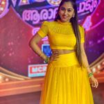 Sreethu Krishnan Instagram - 💛Outfit @bougainvilleatvm 💛… #startmusic #asianet #aleenapeter #ammaariyathe Kochi, India