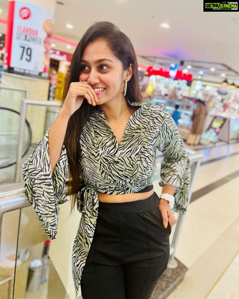 Sreethu Krishnan Instagram - 🧚🏻‍♀️✨ Outfit @unique_collections_by_sv 🤍 📸 @kalps_makeover_artist 💜 Express Avenue Mall