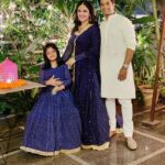 Sridevi Vijaykumar Instagram - Happy diwali from us to you all 💥🌟😊 #diwali#festiveseason#deepavali#celebration#tradition#family#togetherforever#thisisus#diwalicelebration#lights#flowers#crackers#spark#gatherings#festive#twinning#momanddaughter#happy#enjoythemoment