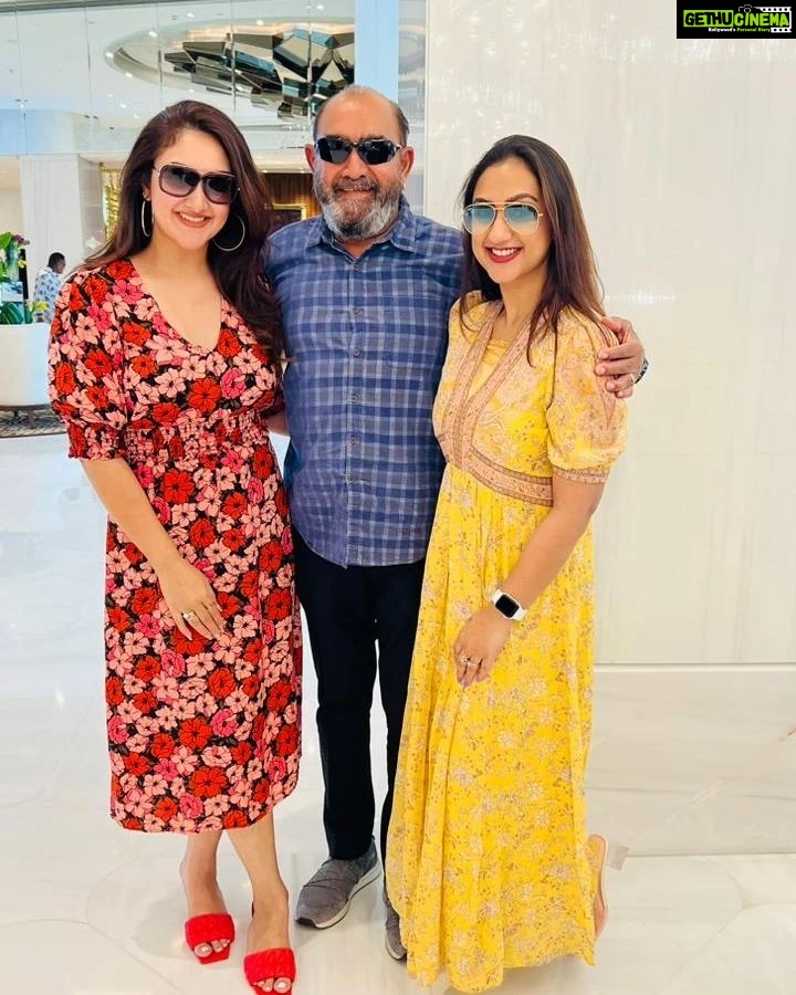 Sridevi Vijaykumar Instagram - Grateful for so much, but especially for family🩷✨ . . . . . . . . . . #Familyweekends #dadanddaugther #familytime #besttimetogether #bettertogether #strongertogether #familyislife #sistertime #sisterlove #pictureoftheday #familytraditions #myfamilymyhome #homeiswheredadis