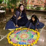 Sridevi Vijaykumar Instagram - Happy diwali from us to you all 💥🌟😊 #diwali#festiveseason#deepavali#celebration#tradition#family#togetherforever#thisisus#diwalicelebration#lights#flowers#crackers#spark#gatherings#festive#twinning#momanddaughter#happy#enjoythemoment