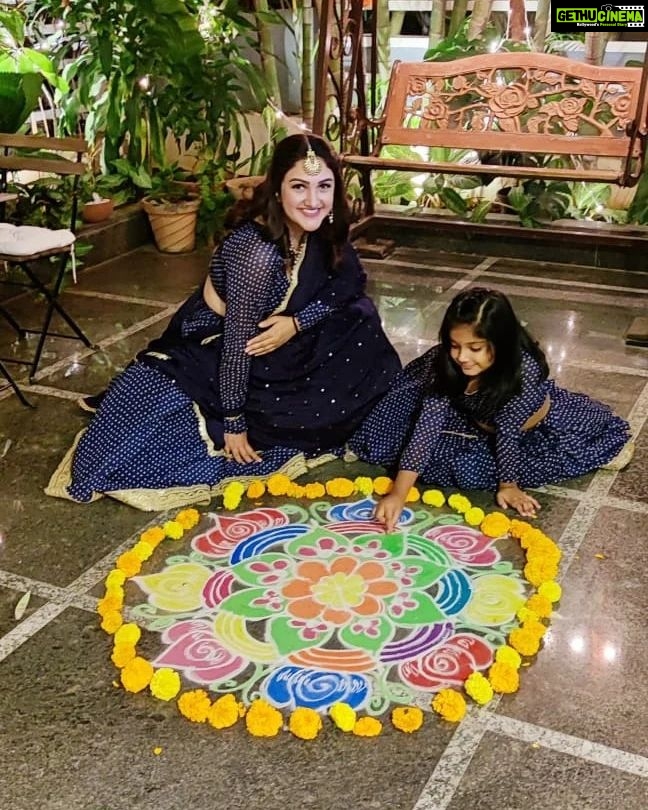 Sridevi Vijaykumar Instagram - Happy diwali from us to you all 💥🌟😊 #diwali#festiveseason#deepavali#celebration#tradition#family#togetherforever#thisisus#diwalicelebration#lights#flowers#crackers#spark#gatherings#festive#twinning#momanddaughter#happy#enjoythemoment