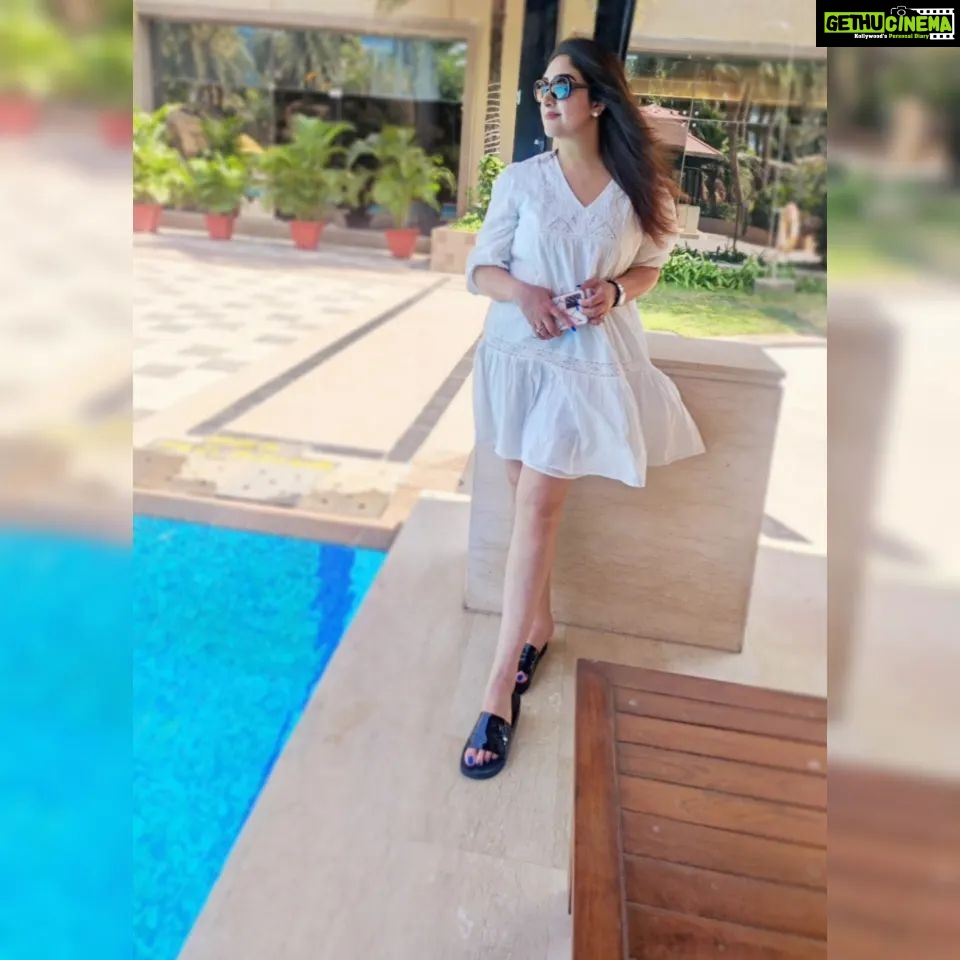 Sridevi Vijaykumar Instagram - Be the reason someone smiles today😁 have a great day 🤗👍 #instaquotes#sunshine#goodday#qoutes#life#Happiness#smile#love#reason#behappy#live#everymoment#goodmorning#morningvibes#morningsunshine#white#pure#poolday#breeze#love#family#weekday