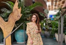 Sridevi Vijaykumar Instagram - Worry less , Smile more !😁😁😁😁 Happy weekend❤️ #weekendvibes#smile#behappy#lunchtime#photooftheday#fashion#instagram #instadaily#friends#girls#lunchdate#instapic#weekend#life#music#makeup#instamood#me#food#funtime#photography#friday#happyweekend
