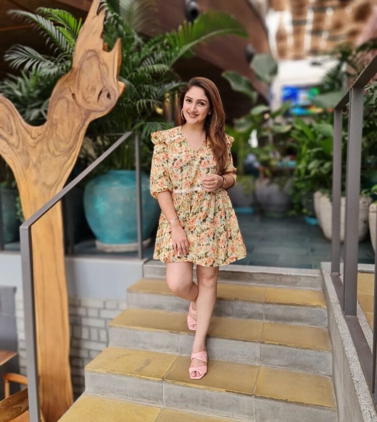 Sridevi Vijaykumar Instagram - Worry less , Smile more !😁😁😁😁 Happy weekend❤️ #weekendvibes#smile#behappy#lunchtime#photooftheday#fashion#instagram #instadaily#friends#girls#lunchdate#instapic#weekend#life#music#makeup#instamood#me#food#funtime#photography#friday#happyweekend