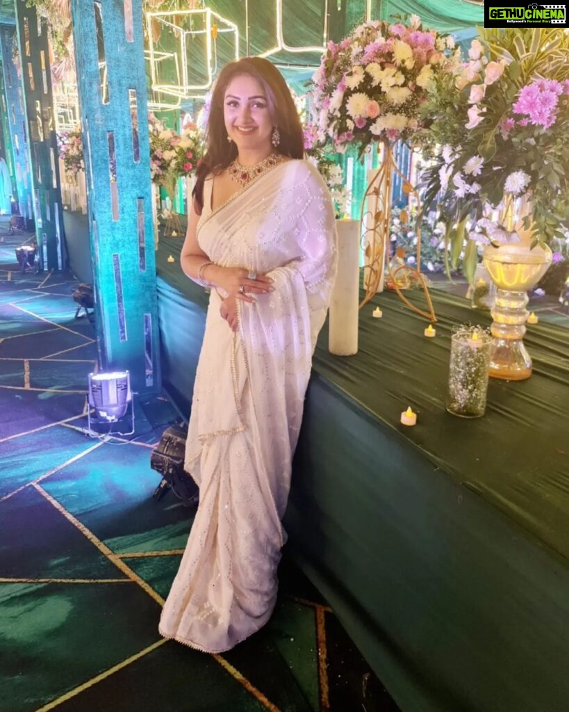 Sridevi Vijaykumar Instagram - You were born to be Real, Not to be Perfect ..🤗 Have a good day😊🤗 #weekend#enjoylife#instaquotes#positivethoughts#white#purity#saree#sareelove#instagood#instagram#weekendvibes#fun#Happiness#smile#stayhappy