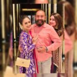 Sridevi Vijaykumar Instagram - Our best smile is probably when we are holding our father 👱‍♀️🤴👱‍♀️ Love you Appa❤️ #daddyslittlegirl#daddy#dad#familybonding#father#sister#sibling#familybonding#togetherforever#loveyou#loveyoudad#mine#mysuperhero#myfamily#family#Happiness#smile#love#laughter#appa#vijaykumar#myhero#sisterlove#wearefamily#holdinghands#forever