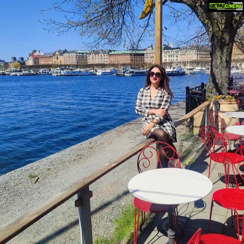 Sridevi Vijaykumar Instagram - Train your mind to see the good in everything... 😊🤗 Have a great week ❤️ . . . . . #sweden #stockholm #Europe #holiday #traveltheworld #enjoythemoment #travel #visitstockholm #beautiful #scandinavian #countries #loveforflowers #flowers #parks #cafes #myholiday #springtime #spring #summer #throwback #myworld #myfamily #europe2023 #happyweek #mondayquotes #instafeed #instagram