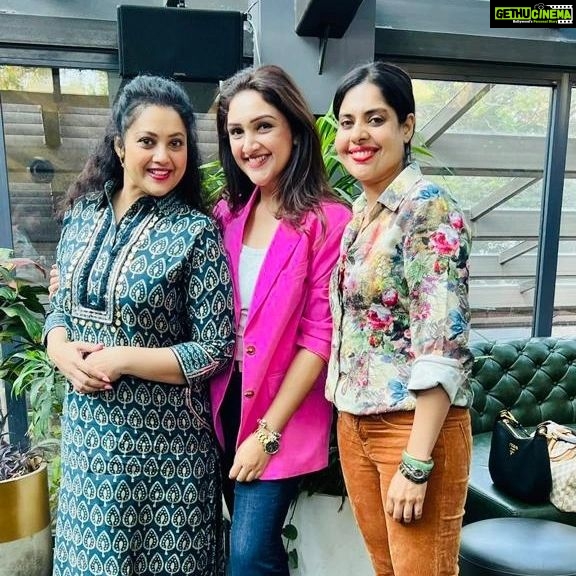 Sridevi Vijaykumar Instagram - Always a good time with my girls 🌸💫 . . . . . . . . . #girlfriendsquad #bestriendsquad #femaletrios #weekendvibes #goodweekend #sundaybrunches #outfitoftheday #fitoftheday #squadgoals #friendshipgoals