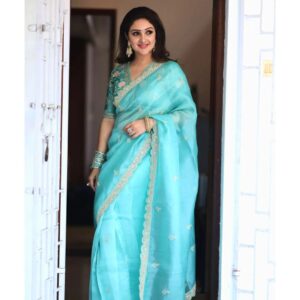 Sridevi Vijaykumar Instagram - Here to cure your Mid-Week Blues 💙

Wearing this stunning monochrome saree from @samyakksarees and paired it with this perfect jewellery from @the_jewel_gallery 💫

📷 - @jaikumar_vairavan
.
.
.
.
.
.
.
.
.
.
#indianfits #sareeoftheday #outfitoftheday #indianpinterestfits #sareefits #monochromesarees #theperfectsaree #sareelove #indianweddingwear