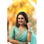Sridevi Vijaykumar Instagram – Here to cure your Mid-Week Blues 💙

Wearing this stunning monochrome saree from @samyakksarees and paired it with this perfect jewellery from @the_jewel_gallery 💫

📷 – @jaikumar_vairavan
.
.
.
.
.
.
.
.
.
.
#indianfits #sareeoftheday #outfitoftheday #indianpinterestfits #sareefits #monochromesarees #theperfectsaree #sareelove #indianweddingwear