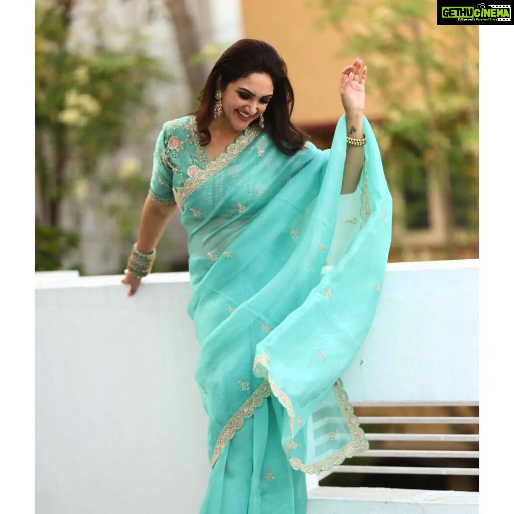 Sridevi Vijaykumar Instagram - Here to cure your Mid-Week Blues 💙 Wearing this stunning monochrome saree from @samyakksarees and paired it with this perfect jewellery from @the_jewel_gallery 💫 📷 - @jaikumar_vairavan . . . . . . . . . . #indianfits #sareeoftheday #outfitoftheday #indianpinterestfits #sareefits #monochromesarees #theperfectsaree #sareelove #indianweddingwear