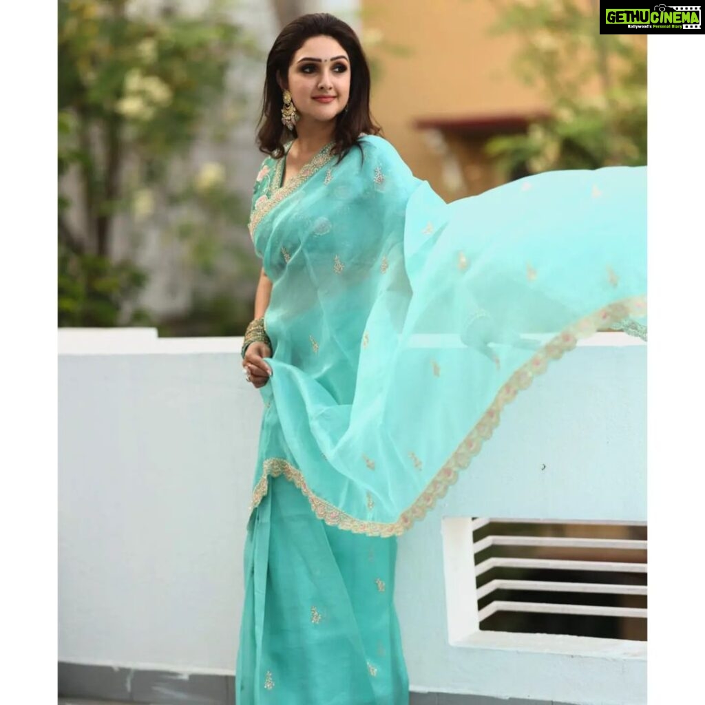 Sridevi Vijaykumar Instagram - Here to cure your Mid-Week Blues 💙 Wearing this stunning monochrome saree from @samyakksarees and paired it with this perfect jewellery from @the_jewel_gallery 💫 📷 - @jaikumar_vairavan . . . . . . . . . . #indianfits #sareeoftheday #outfitoftheday #indianpinterestfits #sareefits #monochromesarees #theperfectsaree #sareelove #indianweddingwear