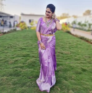 Sridevi Vijaykumar Instagram - Wishing you all a Happy Pongal😊 Happy Sankranthi😊 
May this festival bring good luck and good health to you and your family 

#pongal#Sankranti#sankranthi#festival#celebration#traditionalwear#indianculture#indianattire#happiness#family#kite#kitefestival#happylohri#makarsankranti#together#happy#enjoy#food#color#rangoli#flowers#pongalopongal#etvevent#etv#manchirojuluvachayi

Saree: @rdm_collections90 
Jewellery: @antiquelotuss @lotus_silver_jewellery
