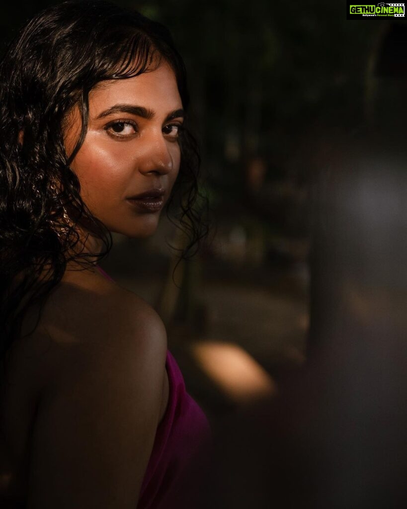 Srinda Instagram - “Hair tangled with the wind Sun kissed the face Lover of the forest the sea the sky and anything wild and free She’s a gypsy goddess.” #Melodylee #moongypsy 📸 @sajnasivan Makeup&hair @unnips Styled by @nazninabdulla Location @chathan__ ‘s malam 🌳