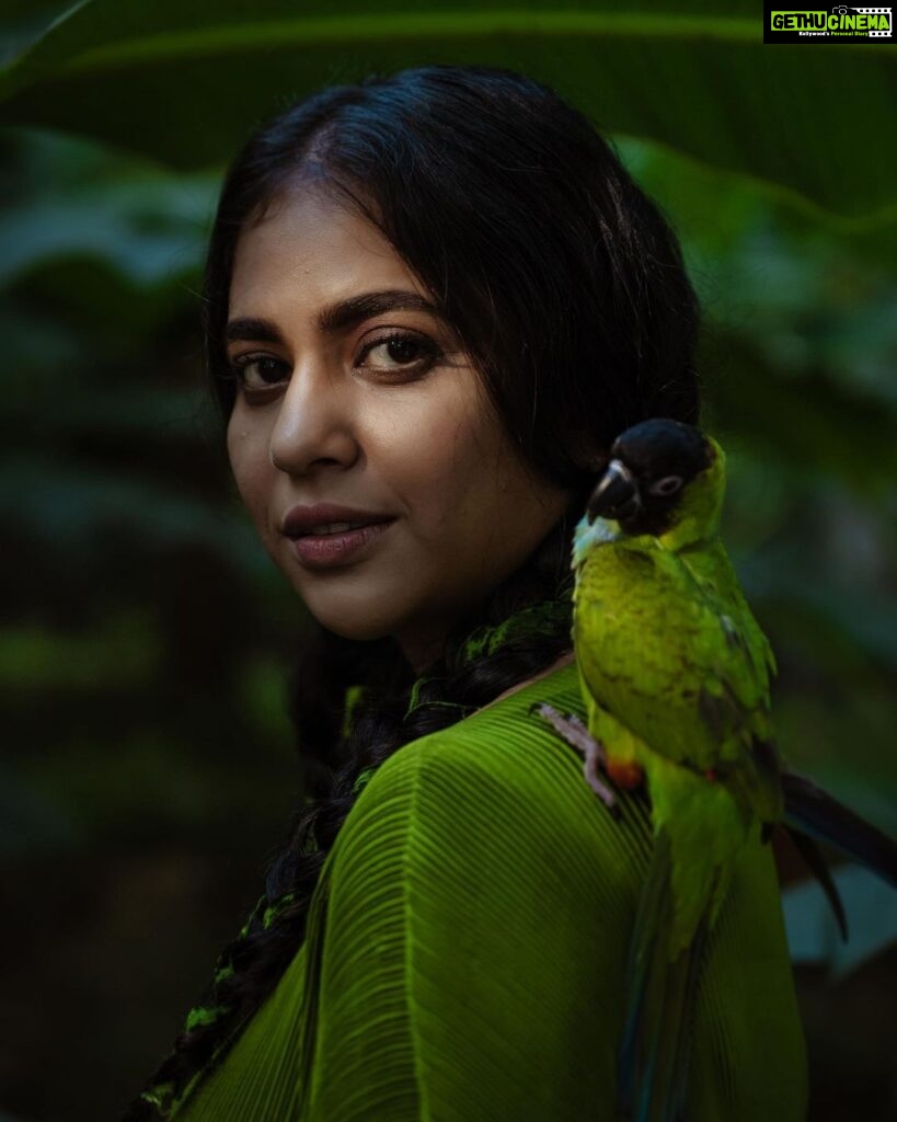 Srinda Instagram - One with @chathan__ ‘s Kaali 🦜♥️ 📸 @sajnasivan Makeup&hair @unnips Styled by @nazninabdulla Outfit courtesy @shopcultmodern X @payalkhandwala #kaali #💚 Kochukadavu