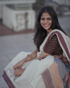 Srinda Instagram - മനസ്സൊന്നായി ഒരുമയോടെ നല്ല നാളെകൾ തീർക്കാം .. ഐശ്വര്യവും ആരോഗ്യവും നിറഞ്ഞ ഓണം ആഘോഷിക്കാം .🌸❤️🎉 Home :)