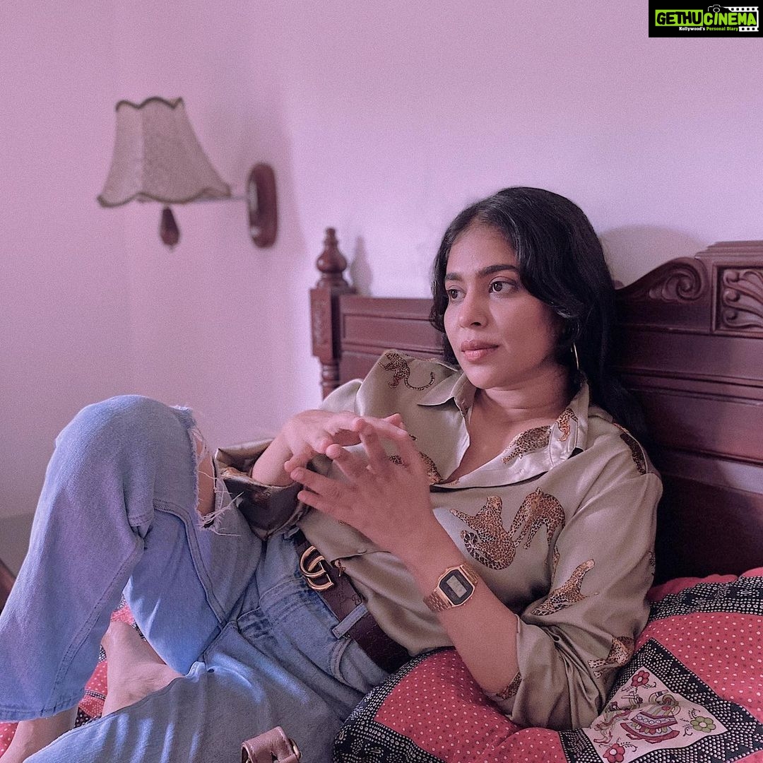 Srinda Instagram - I feel so vintage 🌹 Captured by @unnips ♥️ Unni’s wardrobe styled by me 😌