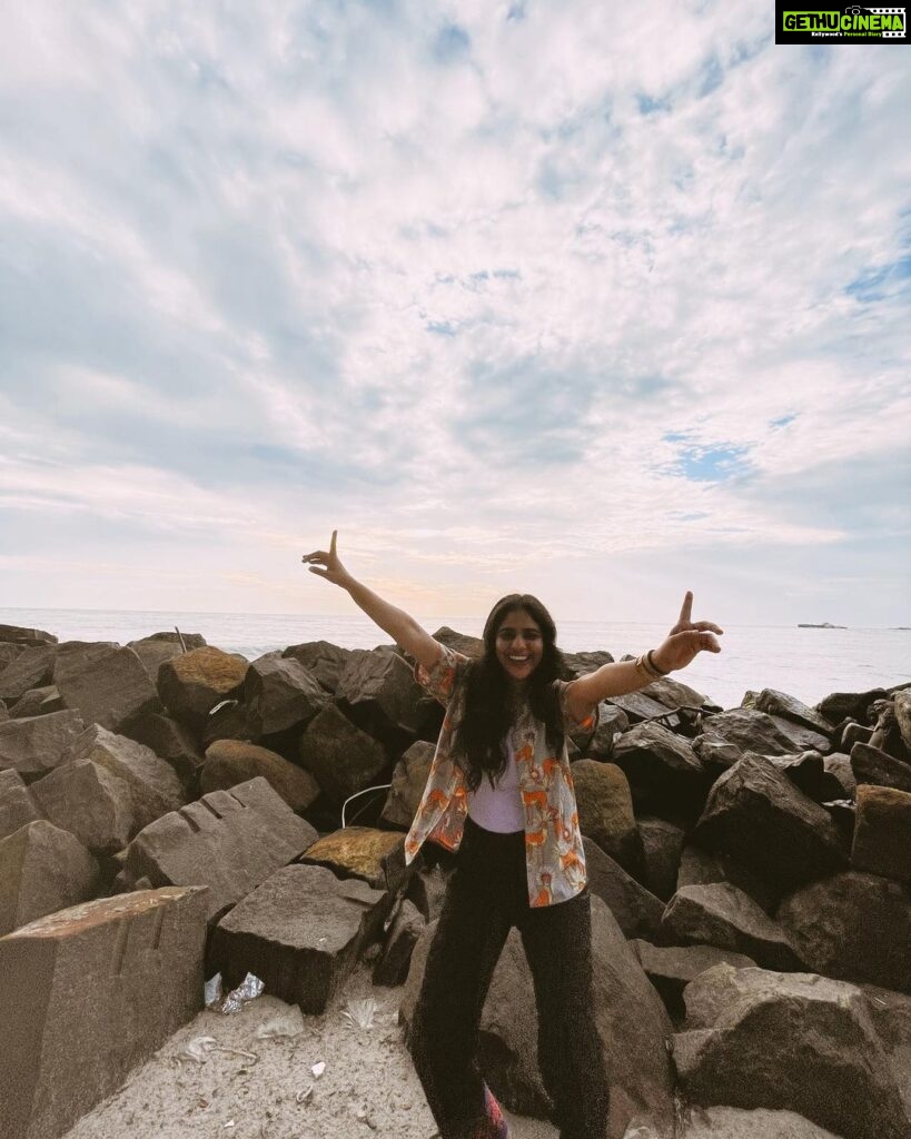 Srinda Instagram - When in beach it’s #tanhatanha 💃🏻 🌊 📸 @tia_jthomas / @nandan_meera 😘 Fort Kochi
