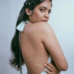 Srinda Instagram - Serving you some pearls & retro vibes, what more does my vintage soul need! 🍒 Always the best time with my this talented bunch ✨ @gayu_inkb , love how effortlessly you've styled me in this! @unnips couldn't have done this without you ❤️ @vaffara_ I'm so happy we finally got to create some magic together and I got to see you in your element ✨ Special thanks to everyone at @maxxocreative @huwais.m . . . #vintagelove #retroaesthetic Maxxo Creative