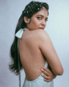 Srinda Instagram - Serving you some pearls & retro vibes, what more does my vintage soul need! 🍒
Always the best time with my this talented bunch ✨ @gayu_inkb , love how effortlessly you've styled me in this! @unnips couldn't have done this without you ❤️ @vaffara_ I'm so happy we finally got to create some magic together and I got to see you in your element ✨
Special thanks to everyone at @maxxocreative @huwais.m 
.
.
.
#vintagelove #retroaesthetic