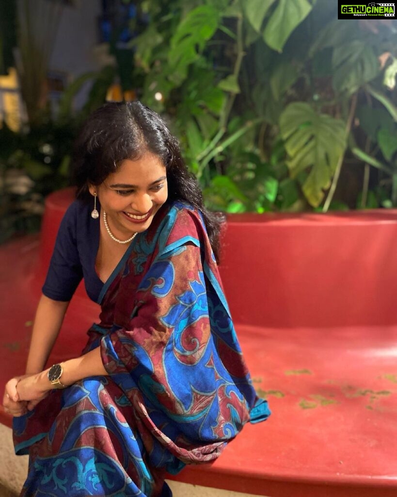 Srinda Instagram - Recently decided to wrap myself up in ummi's saree for my dear friend's beautiful wedding.🎊 Something about wearing my Ummi's saree takes me back in time, and it almost always feels like a warm hug of nostalgia ❤️ @cameella_boutique made this gorgeous blouse in a days time for me, and @unnips worked his magic as always and I couldn't be happier! Can you tell? P.S. introducing to you the new way to socially distance & dance at weddings 💃 📸 @unnips #vintagevibes #sareelove #marithesaree #nostalgia #covidweddings #silksarees #happyme Old Harbour Hotel, Kochi, India