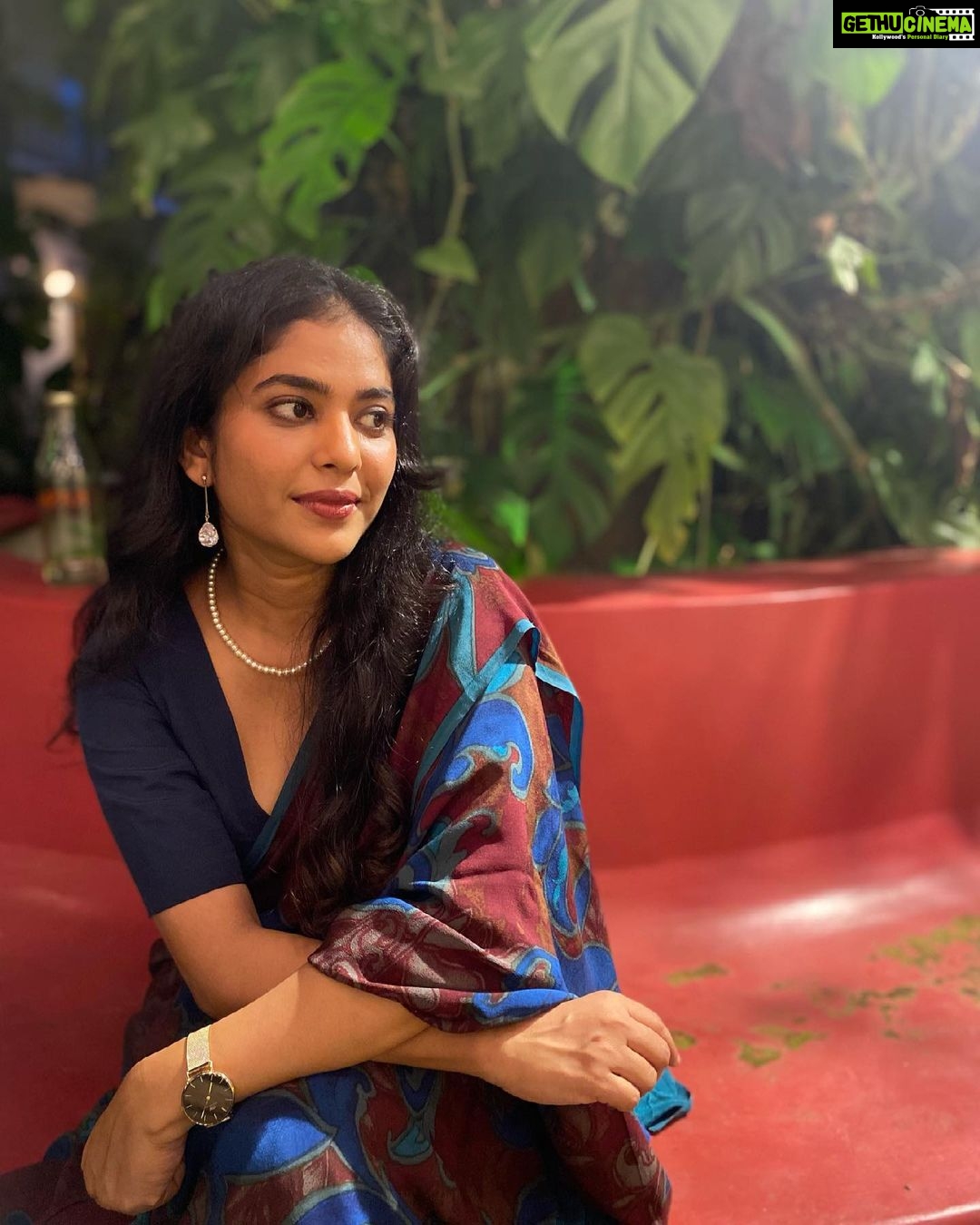 Srinda Instagram - Recently decided to wrap myself up in ummi's saree for my dear friend's beautiful wedding.🎊 Something about wearing my Ummi's saree takes me back in time, and it almost always feels like a warm hug of nostalgia ❤️ @cameella_boutique made this gorgeous blouse in a days time for me, and @unnips worked his magic as always and I couldn't be happier! Can you tell? P.S. introducing to you the new way to socially distance & dance at weddings 💃 📸 @unnips #vintagevibes #sareelove #marithesaree #nostalgia #covidweddings #silksarees #happyme Old Harbour Hotel, Kochi, India