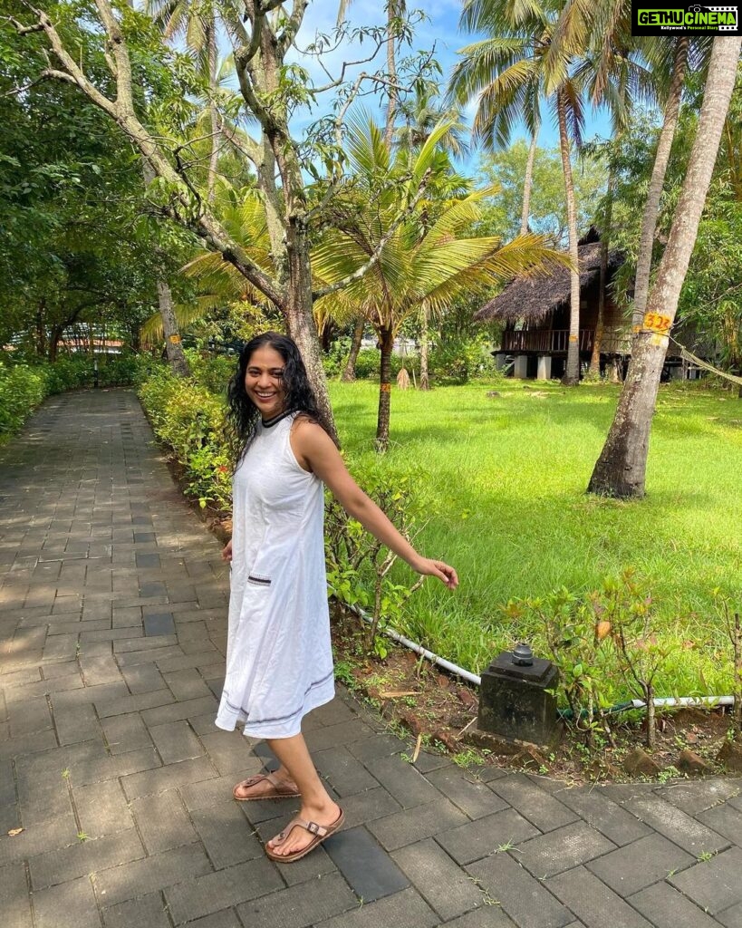 Srinda Instagram - I recently got a chance to escape into a serene little island and to be honest, I can't wait to do it all over again! My body got it's much deserved detox, with the Panchakarma treatment at Rajah Island @ayurvedichospital @drthusharajayaraj . Ayurveda has always been my go to whenever my health demanded care, and my experience here rejuvenated me through and through. The current situation has gotten us taking care of our health, more than ever before, and this retreat was a little something I treated myself with. Special thanks to my darling @sonya_sandiavo and @santhosh.actor for recommending this place to me, it's the perfect place for a mindful getaway with the most beautiful view. 🌿 #notanad 😊
