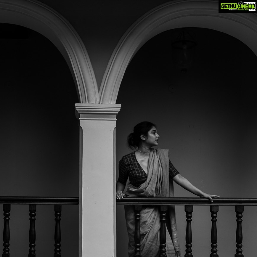 Srinda Instagram - @clone_online X Srinda The Saree Series 🌹 Wearing @clone_online /Photo @rosetommyy Assisted by @shiyaaas Concept & styling @sherinelisabethjoshy / jewellery @celia_palathinkal /HMU @ashna_aash_ , Assisted by @s_a_na_h / location @waterfrontgranary Special thanks to @pooojadev #clonexsrinda #sustainablefashion#sustainableliving #handloom #weavesofindia #handloomlove #thesariseries The Waterfront Granary