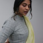 Srinda Instagram - @clone_online X Srinda The Saree Series🍋 Wearing @clone_online /Photo @rosetommyy Assisted by @shiyaaas / Concept & styling @sherinelisabethjoshy / jewellery @dhora_india / HMU @ashna_aash_ , Assisted by @s_a_na_h / special thanks to @pooojadev for tailoring my blouse to the T / #clonexsrinda #sustainablefashion#sustainableliving #handloom #weavesofindia #handloomlove #thesariseries The Waterfront Granary