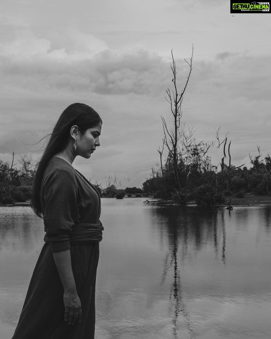 Srinda Instagram - I've been excited about the coming series of images ever since it's conception. Presenting to you HOUSE OF CLONE X SRINDA . . . Photography : @rosetommyy Outfit: @clone_online Stylist: @sherinelisabethjoshy Mua: @ashna_aash_ #clonexsrinda #sustainablefashion#sustainableliving #handloom #weavesofindia #handloomlove