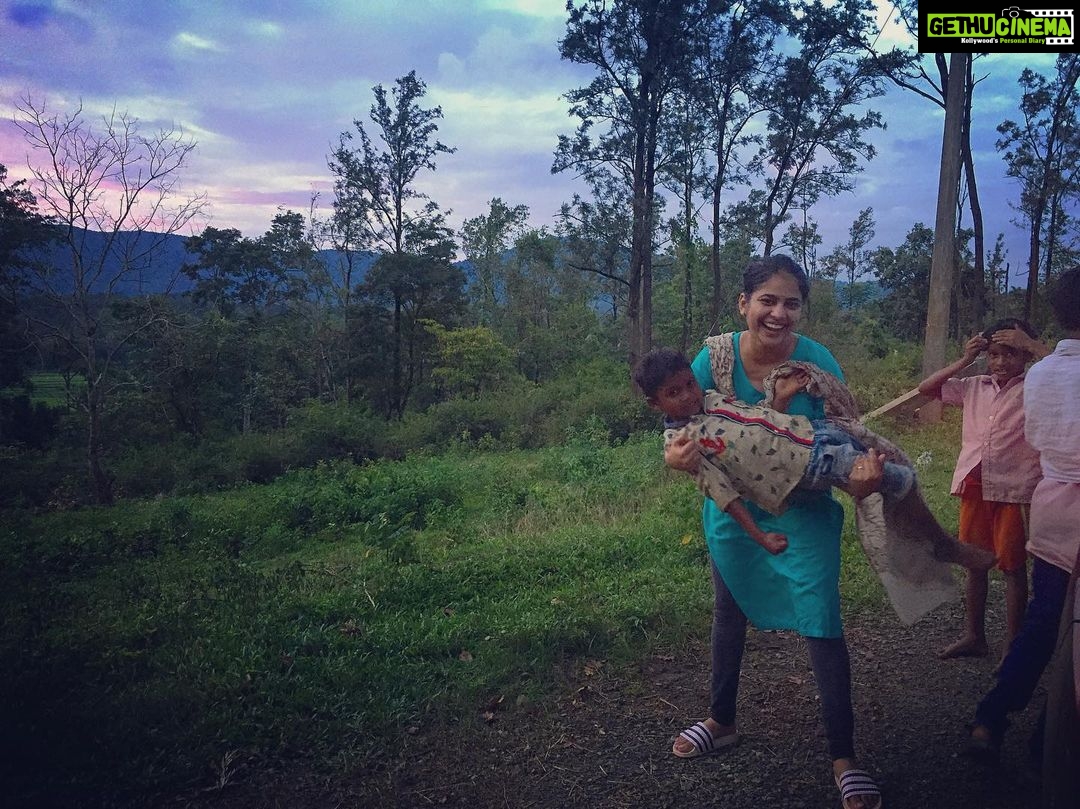 Srinda Instagram - when Hearts meet you have double the fun.. such pure unadulterated souls... make your smiles glow brighter. ✨ #worldheartday ❤️ 📸 @zafru_shafi Thirunelly