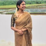 Srinda Instagram - On every exam that last 5 mins is most important.. and the essay that u finish within that time always fetches you great scores... similarly does my last minute wonder Pooja.. who always fetch the brownie points for the last minute works.. thanks fr the incredible blouse that u managed within no time and thanks for doing it time and over and a beautiful saree and blouse from red lotus.. clicked by my man... at his best man's wedding..💓 @pooojadev @redlotus004 #sareelove😍 #weddingdiaries #TheSariSeries #handloomcotton #MadeinIndia Uthralikavu Temple