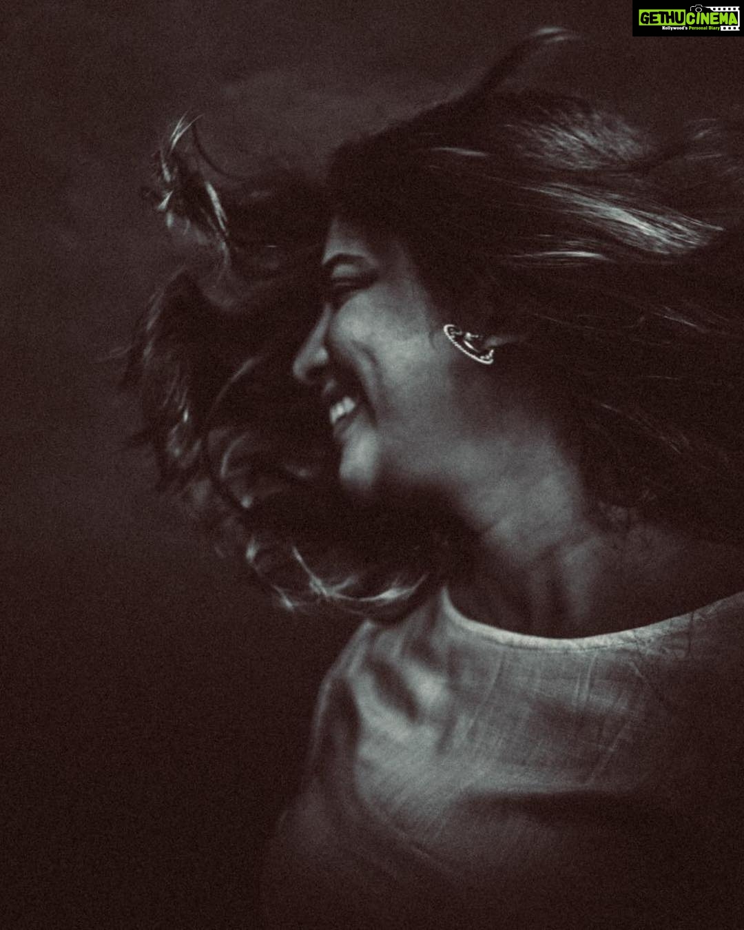 Srinda Instagram - “Last night the wind blew again...around my legs, up my back,touched my neck, brushed my hair , and tried to take me with it..”❣️ 📸 @anupama_panicker #deryadilara