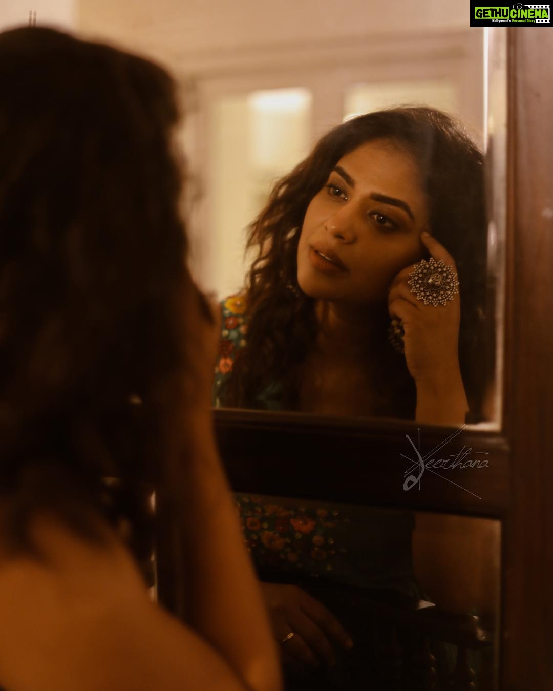Srinda Instagram - “I feel as if I had been in the world a thousand years,and I trail my life behind me like an endless scarf.” 📸 @kee_dinesh HMU @unnips Jewellery @silverlinejewellery #antonpavlovichchekhov #srinda #featgirls Fort Cochin