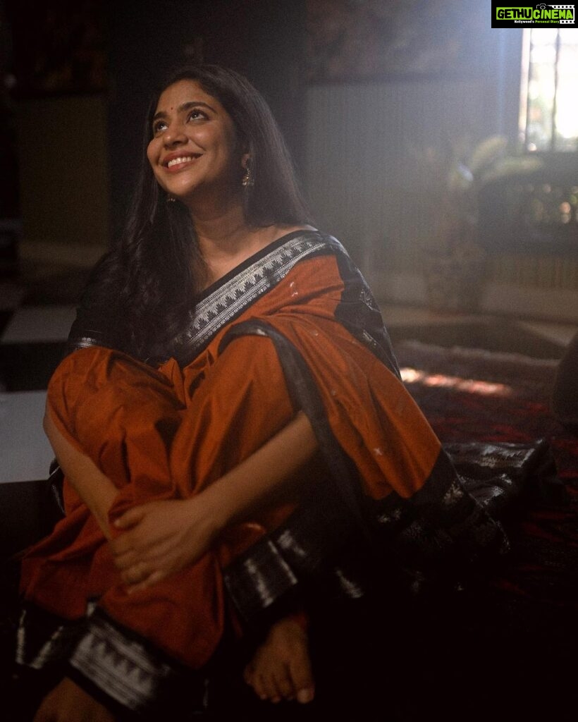 Srinda Instagram - Dear Anu, This one is for you, Thank you for everything you are, everything you do, and this gorgeous saree that I can't stop looking at! I've always envied and admired how effortlessly gorgeous you look in your sarees, and your grace that always shines through everything! So when you called me and told me about this beautiful new venture you're starting, I knew just how precious this was going to be. Katha by Anupama is exactly what you've named it, a beautiful story by an enchanting storyteller. Any saree you pick has your signature in it, and the moment i received your saree I knew that this beautiful 6 yard was a part of you. I'm so happy the world will get to see, wear and experience this. Sending you all my love for your beautiful new venture. Here's to you and @kathabyanupama_shop 🥂 -Love Srinda❤️ 📸 @parvathy.prasad_ 💄 @unnips #kathabyanupama #saree #sareesandstories