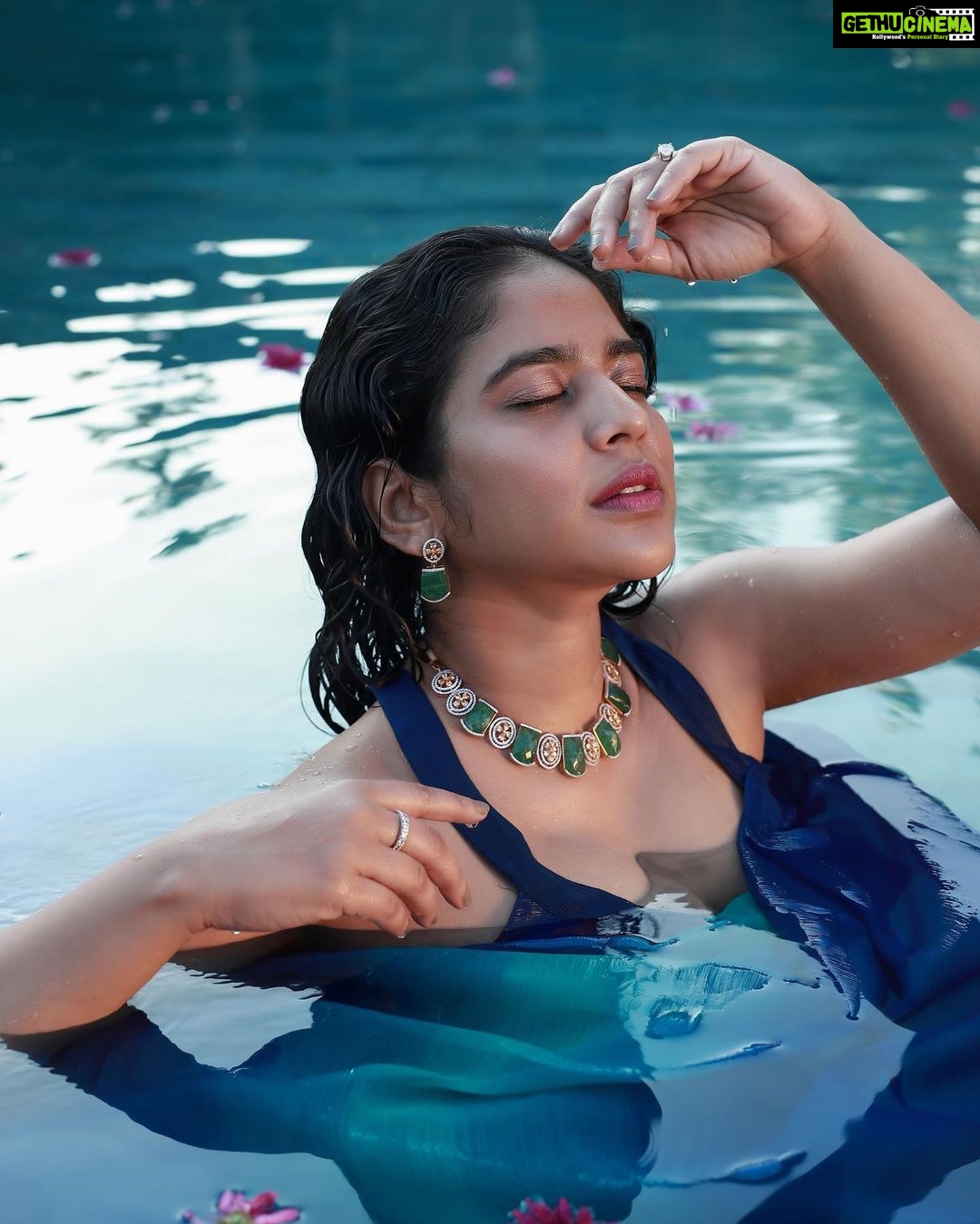 Srinda Instagram - And she yearned for a dip in luxury! For @amaera_jewels Concept, Styling, Makeup: @shimmerme.co Photography, Videography, Editing: @anjanaannaphotography PR: @parummaa #amaerabyedimannickal #emerald #jwellery