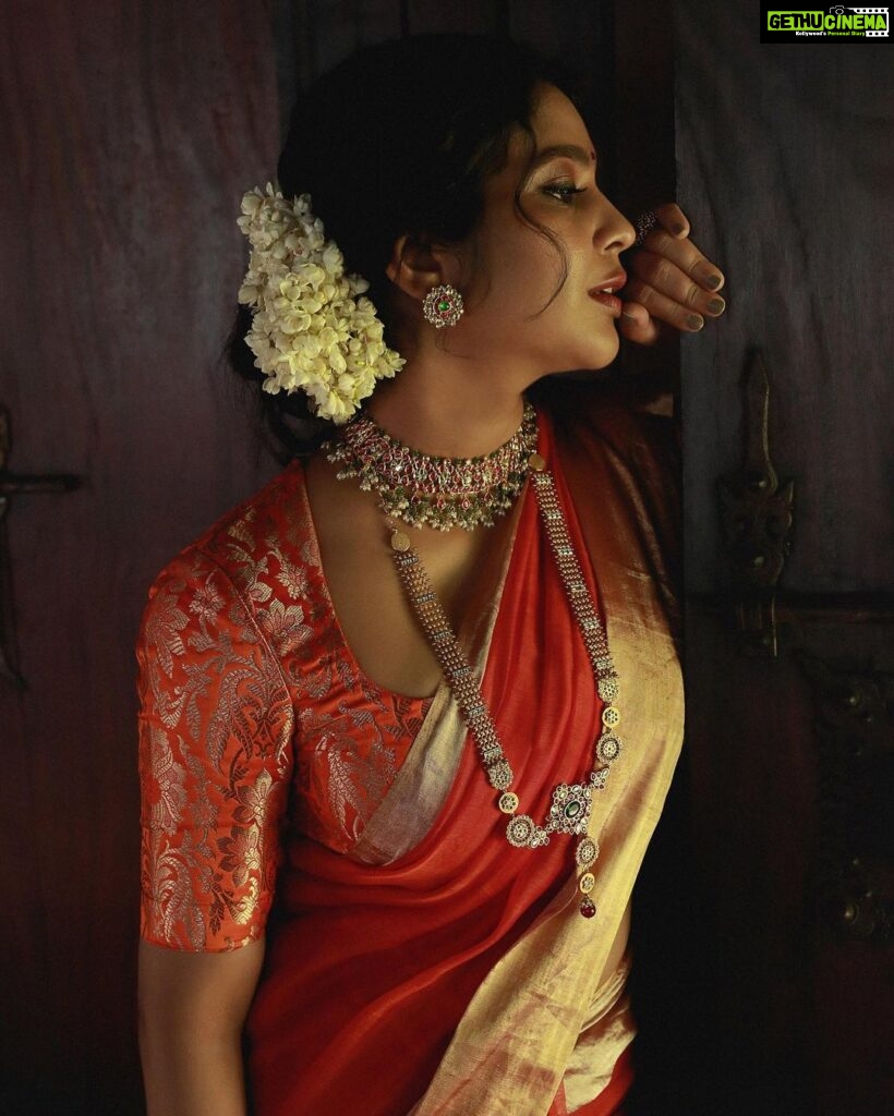 Srinda Instagram - | 𝐇𝐄𝐑𝐈𝐓𝐀𝐆𝐄 | Fine jewels that epitomize our legacy, that carry untold tales of quaint traditions and nostalgic moments - those that are part of us and our lineage! For @amaera_jewels Concept, Styling, Makeup: @shimmerme.co Saree: @raw_mango Photography, Videography, Editing: @anjanaannaphotography PR : @parummaa