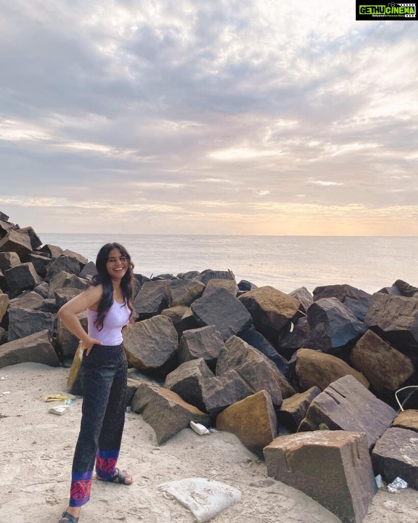Srinda Instagram - When in beach it’s #tanhatanha 💃🏻 🌊 📸 @tia_jthomas / @nandan_meera 😘 Fort Kochi