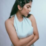 Srinda Instagram - Serving you some pearls & retro vibes, what more does my vintage soul need! 🍒 Always the best time with my this talented bunch ✨ @gayu_inkb , love how effortlessly you've styled me in this! @unnips couldn't have done this without you ❤️ @vaffara_ I'm so happy we finally got to create some magic together and I got to see you in your element ✨ Special thanks to everyone at @maxxocreative @huwais.m . . . #vintagelove #retroaesthetic Maxxo Creative