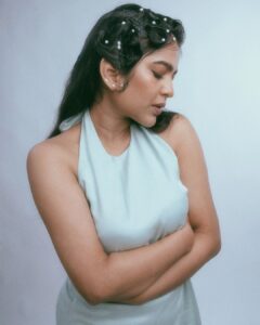 Srinda Instagram - Serving you some pearls & retro vibes, what more does my vintage soul need! 🍒
Always the best time with my this talented bunch ✨ @gayu_inkb , love how effortlessly you've styled me in this! @unnips couldn't have done this without you ❤️ @vaffara_ I'm so happy we finally got to create some magic together and I got to see you in your element ✨
Special thanks to everyone at @maxxocreative @huwais.m 
.
.
.
#vintagelove #retroaesthetic