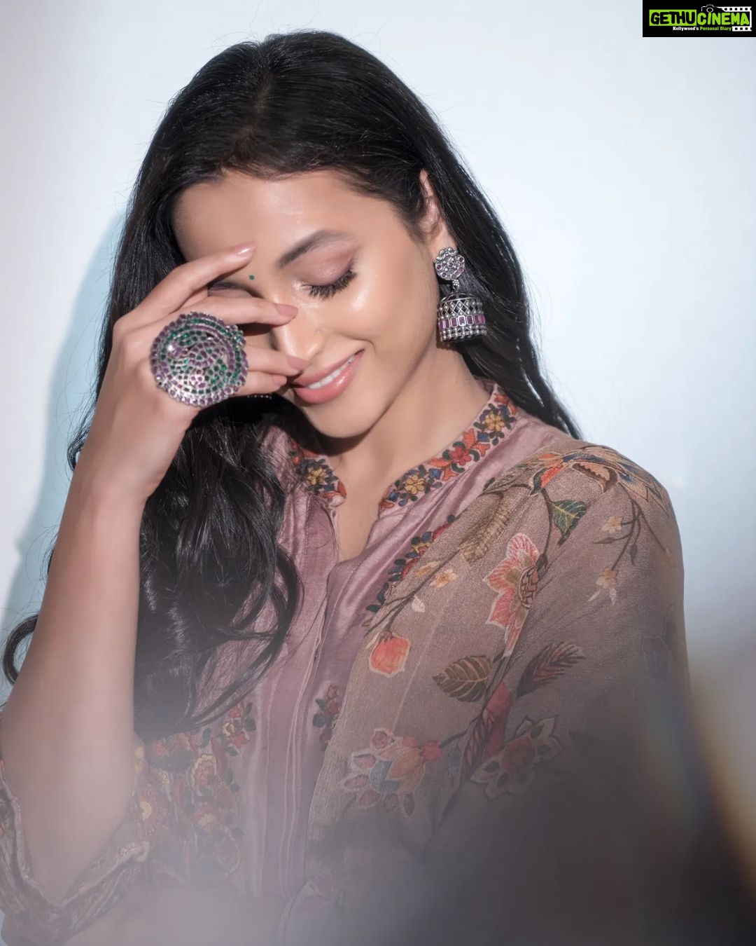 Srinidhi Ramesh Shetty Instagram - 🩷🫠 Styling : @stilerush_by_varshinijanakiram Assisted by : @charny_mashi Outfit : @samyakkclothing Accessories: @utkalajewels HMUA Team - @danielbaueracademy Makeup - @ravinder.makeupandhair Hair - @anila_hmua Assisted By - @shrutisaraf_muah Photography - @rishabhkphotography