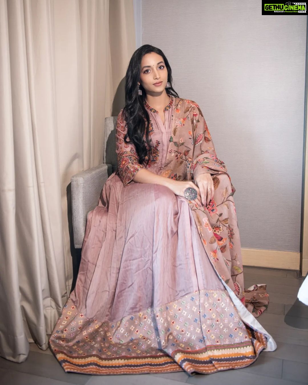 Srinidhi Ramesh Shetty Instagram - 🩷🫠Styling : @stilerush_by_varshinijanakiram Assisted by : @charny_mashi Outfit : @samyakkclothing Accessories: @utkalajewels HMUA Team - @danielbaueracademy Makeup - @ravinder.makeupandhair Hair - @anila_hmua Assisted By - @shrutisaraf_muah Photography - @rishabhkphotography