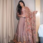 Srinidhi Ramesh Shetty Instagram – 🩷🫠

Styling : @stilerush_by_varshinijanakiram
Assisted by : @charny_mashi
Outfit : @samyakkclothing
Accessories: @utkalajewels
HMUA Team – @danielbaueracademy
Makeup – @ravinder.makeupandhair
Hair – @anila_hmua
Assisted By – @shrutisaraf_muah
Photography – @rishabhkphotography