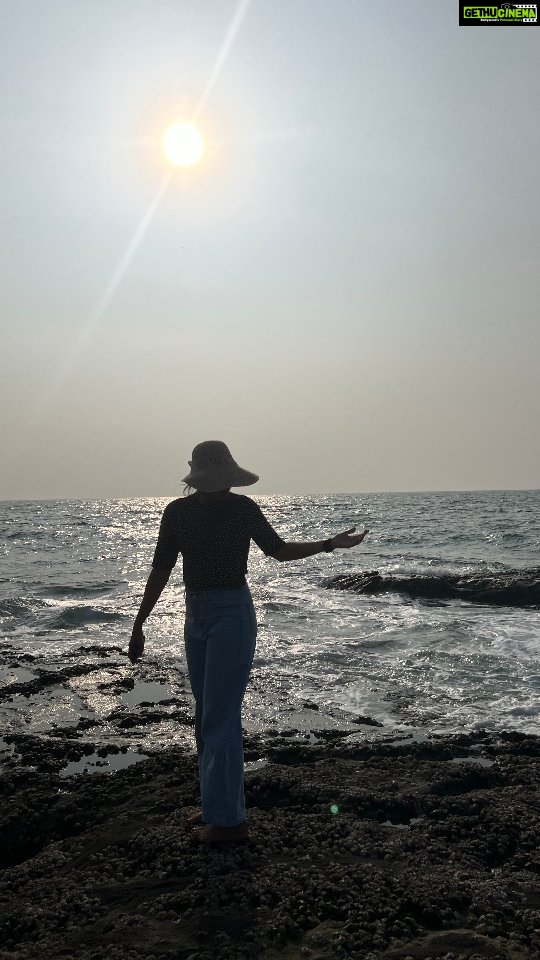 Srinidhi Ramesh Shetty Instagram - Just felt like Reeling this one 🌊 🦭 💙 #waves #sea #sunset #happypuppy 🫠