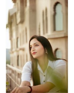 Srinidhi Ramesh Shetty Instagram - I stare. But you make me smile 🫣🤭🫠💛

📸 @abhicolorsmanyu ✨️